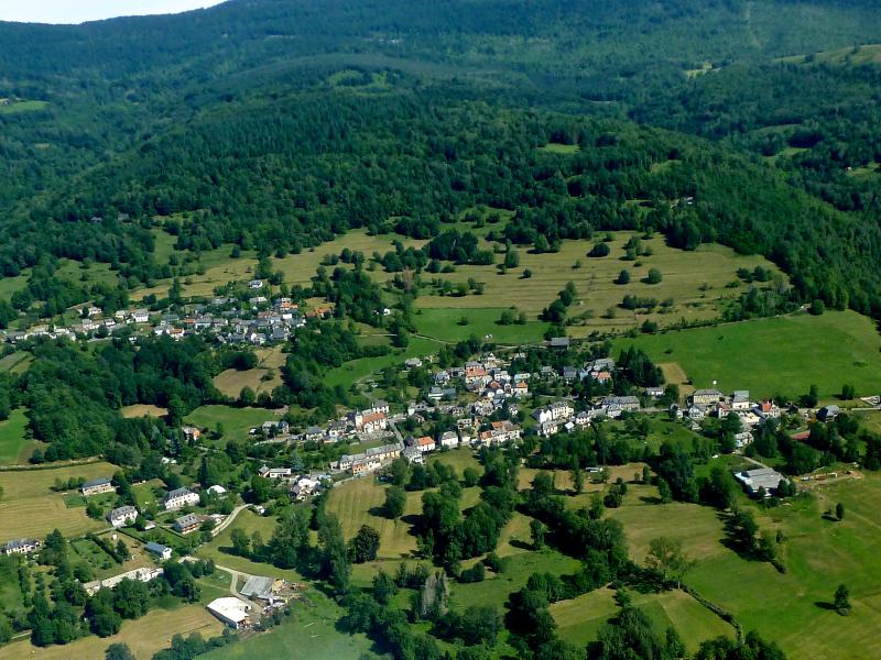  Vue aérienne d' Orgibet et de Saint-Jean-du-Castillonnais, dans le département de l'Ariège.