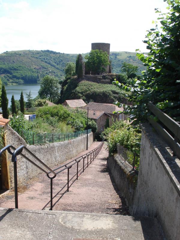 Rampe descendant vers la tour de Saint-Jean-Saint-Maurice-sur-Loire.
