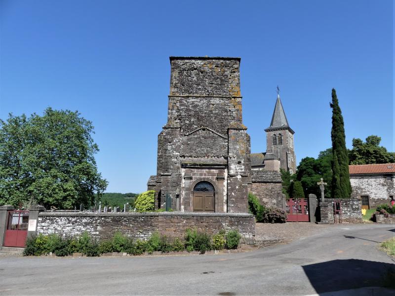 Les deux églises Saint-Georges de Saint-Juéry . Au premier plan l'ancienne, au fond l'actuelle.
