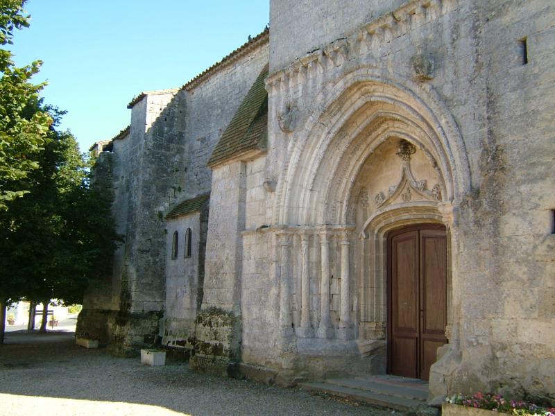 Porche et façade nord de l'église.