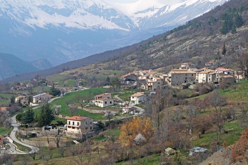 Vue du village en venant du col éponyme.