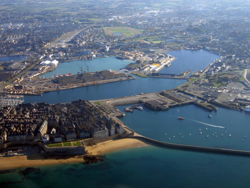 Le port avec à droite l'écluse du Naye donnant accès aux bassins en arrière-plan, et les fortifications de Saint-Malo intra-muros à gauche.