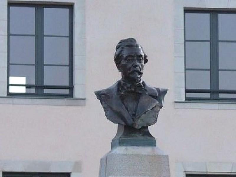 Le buste d'Armand Brousse devant la Mairie de Saint Melaine sur Aubance.