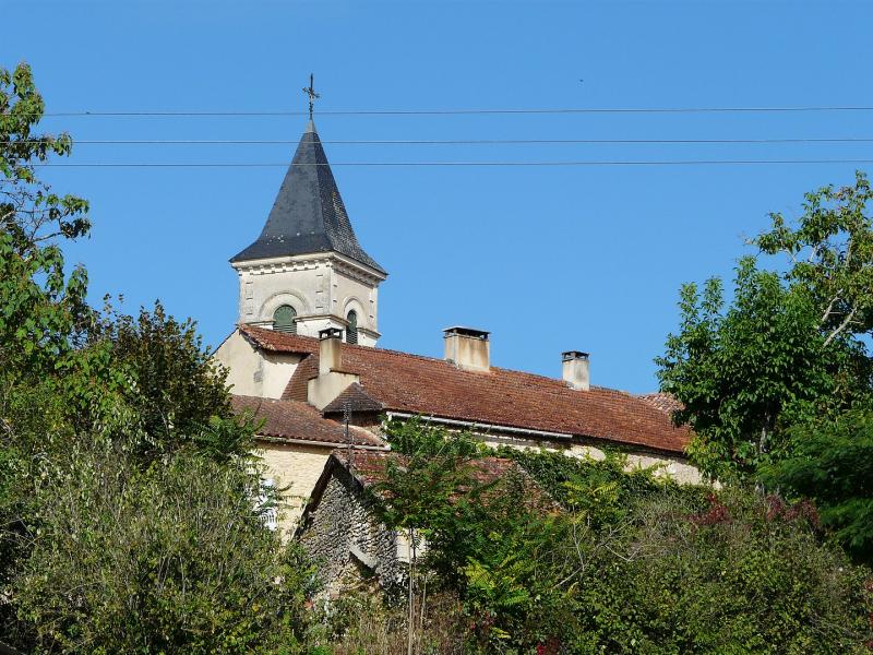 Le clocher de l'église au-dessus des toits du village de Saint-Michel-de-Villadeix.
