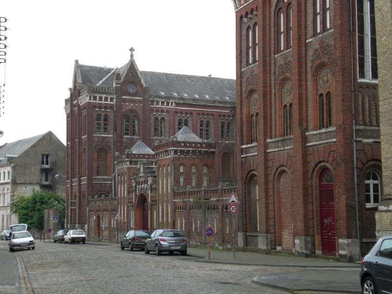 Rue Saint-Bertin avec ses pavés et ses très anciens lycées.
