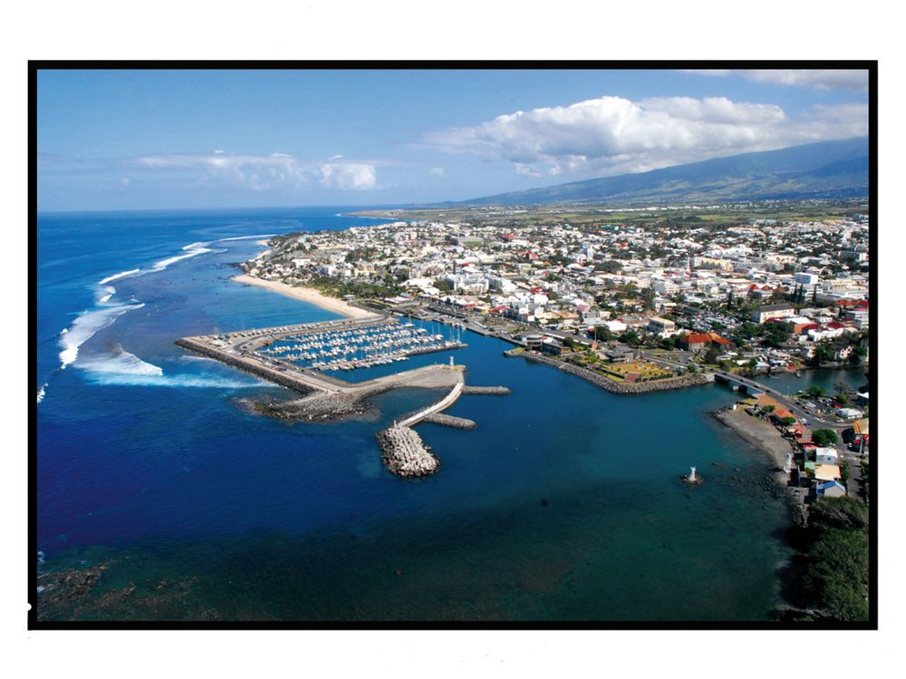 Vue d'une partie de Saint-Pierre et son port depuis un hélicoptère.