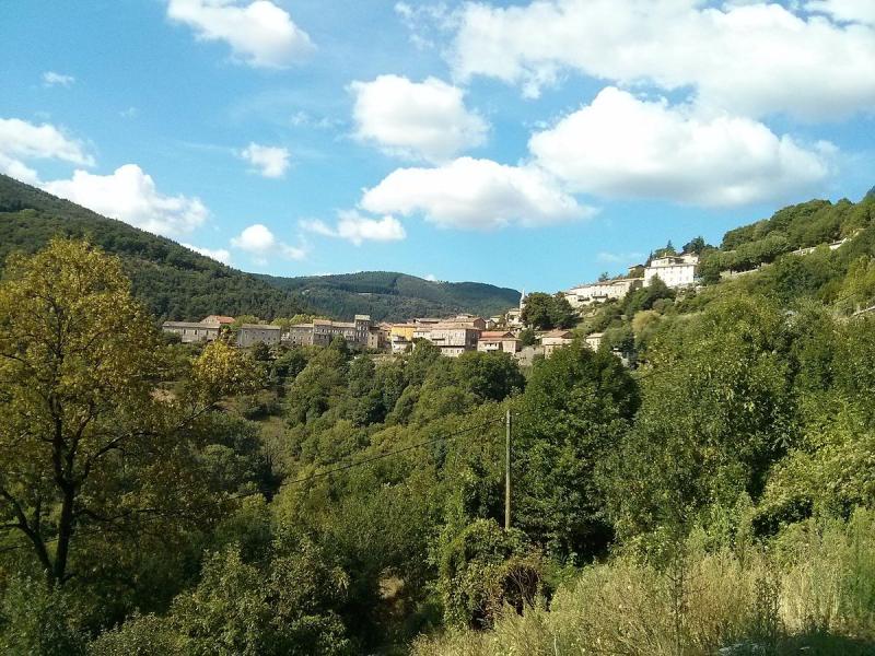 Saint-Pierreville depuis le lieu-dit de Sibleyras, dans le département de l'Ardèche.