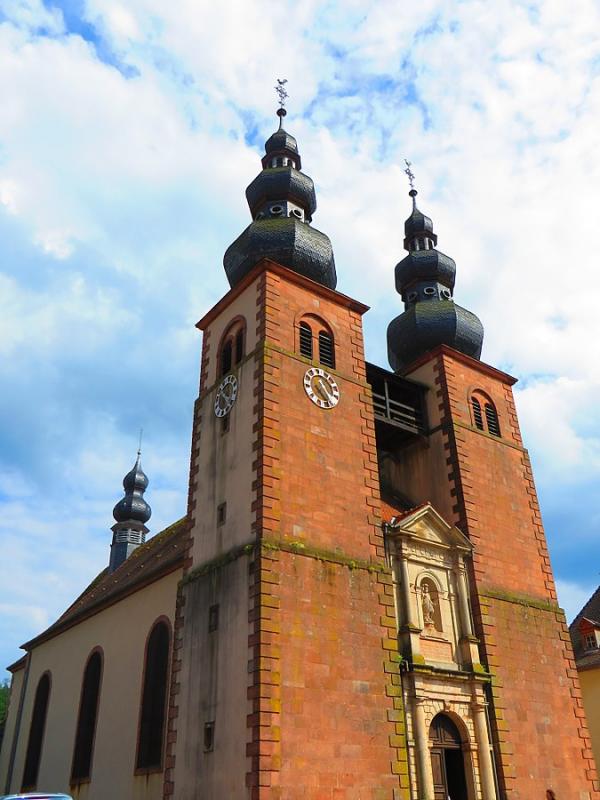  Église Saint-Quirin, dans le département de ;la Moselle.