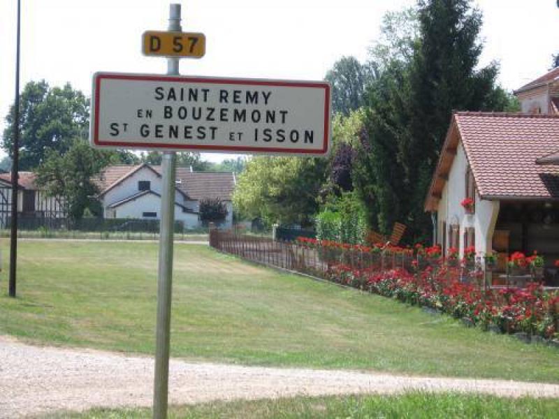 Le panneau d'entrée de la commune de Saint-Remy-en-Bouzemont-Saint-Genest-et-Isson