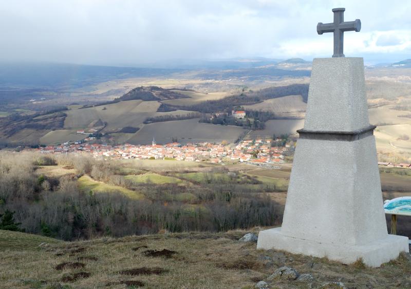 Vue générale de Saint-Sandoux depuis le Puy de Saint-Sandoux (Puy-de-Dôme, France).