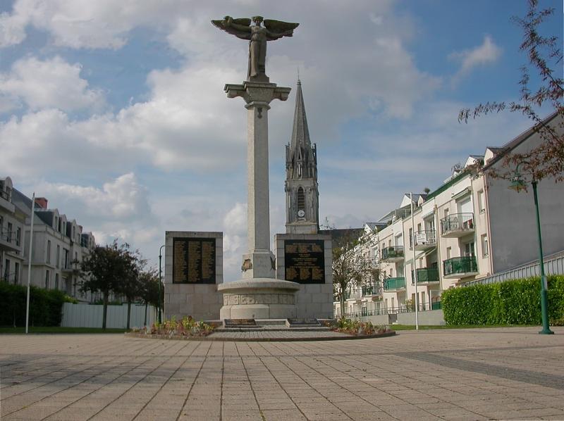 Photo du monument aux morts et de  l'église Saint-Sébastien, en région Pays de la Loire.