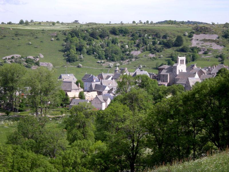  Village de Saint-Urcize, dans le département du Cantal.