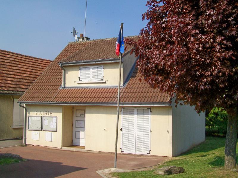 La mairie de 1972, agrandie ultérieurement par un second pavillon.