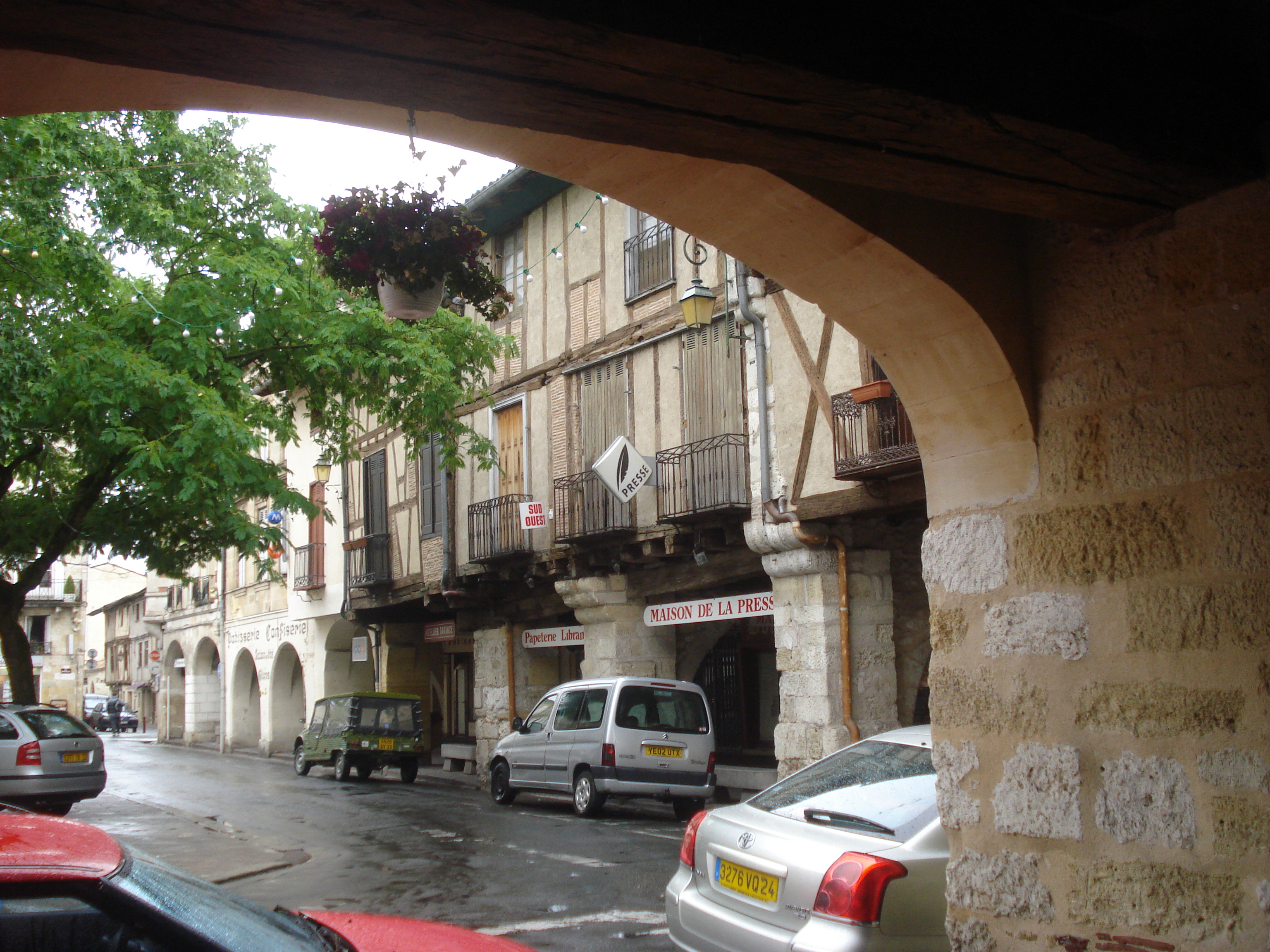 Arcades de la place Centrale de la ville de Sainte-Foy-la-Grande en Gironde, France.