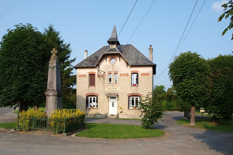 La mairie & le monument aux morts,  à Sainte-Marie, dans le département des Ardennes.