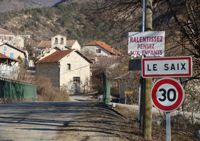 L'entrée du village devant les contreforts du Pibonnet,  dans le département des Hautes-Alpes.