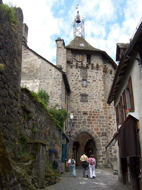 La Porte du Beffroi à Salers, dans le département du Cantal.