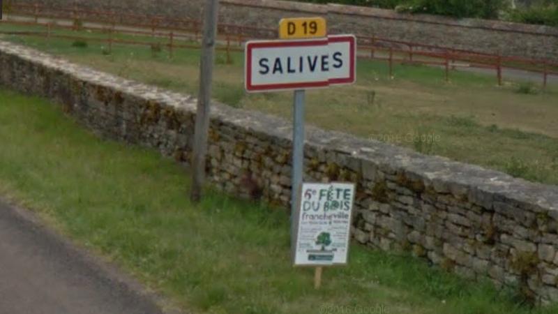 Panneau d'entrée du village de Salives, dans le département de la Côte-d'Or en région Bourgogne-Franche-Comté, France.