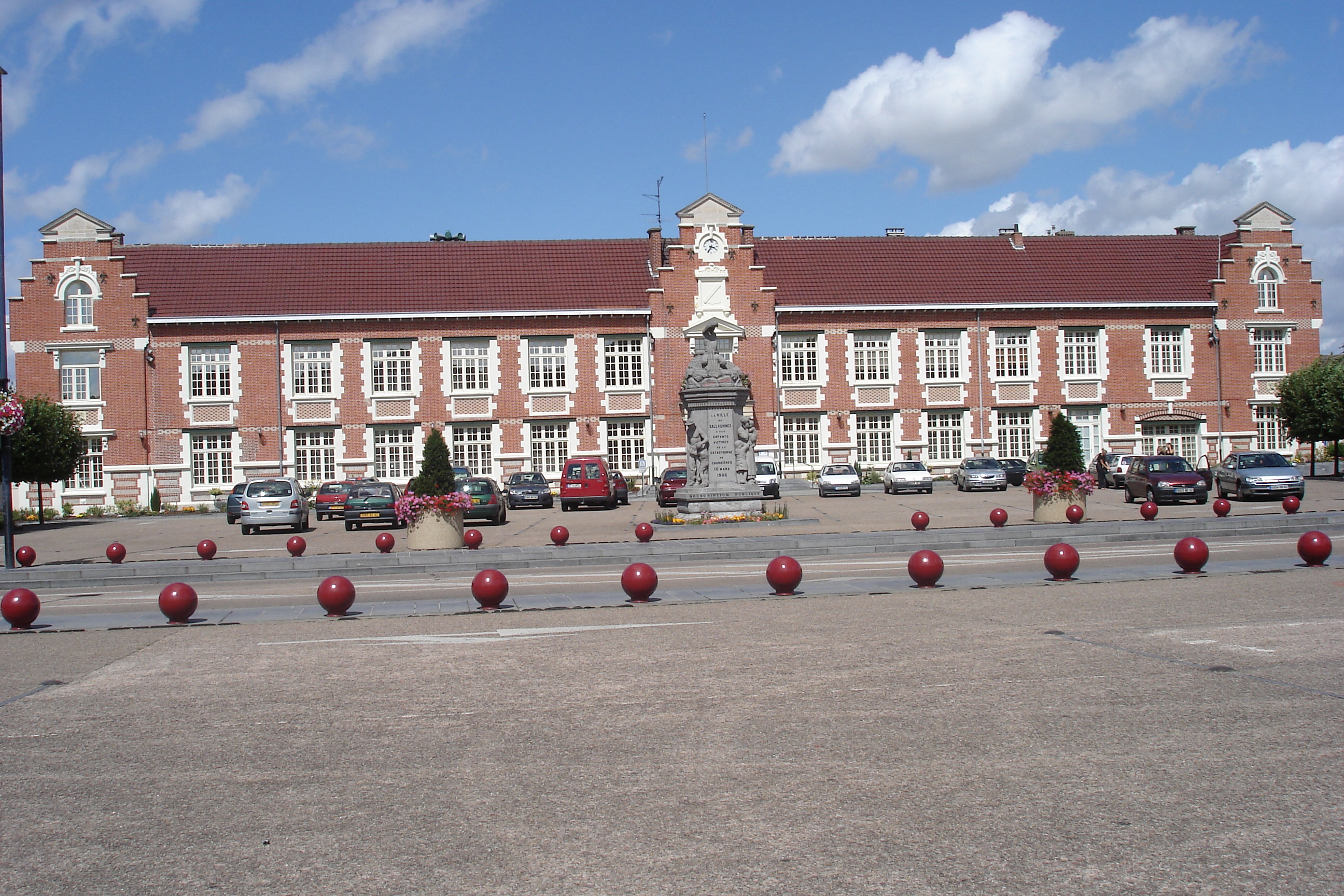 Mairie de Sallaumines (62430, France), photo prise le 1er août 2006.