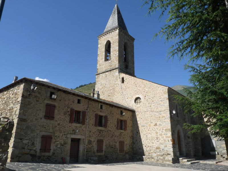 La mairie et l'église de Sansa.