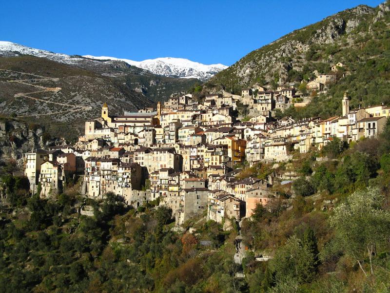 vue générale de Saorge en hiver, dans le département des Alpes-Maritimes .