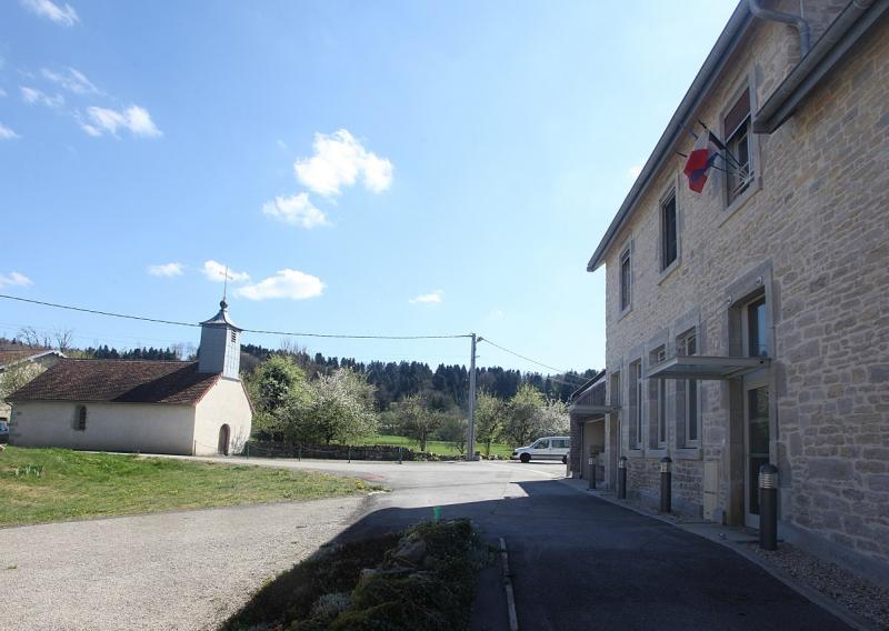  Chapelle et mairie de Saraz.