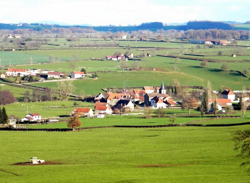 Vue générale du village de Sarry, dans le département de Saône-et-Loire.