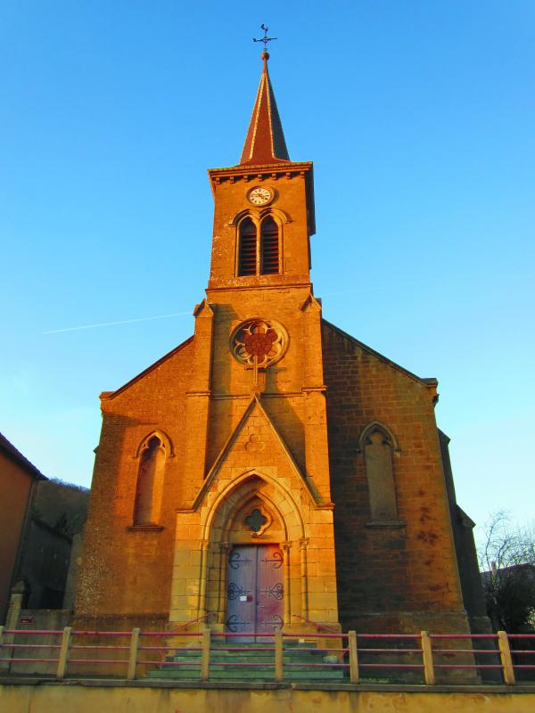 Photo de l'église paroissiale Saint-Jean-Baptiste de Saulnes, en région Grand-Est. 