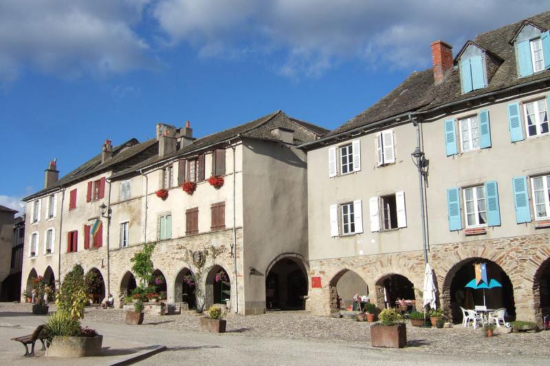 La place de Sauveterre-de-Rouergue.