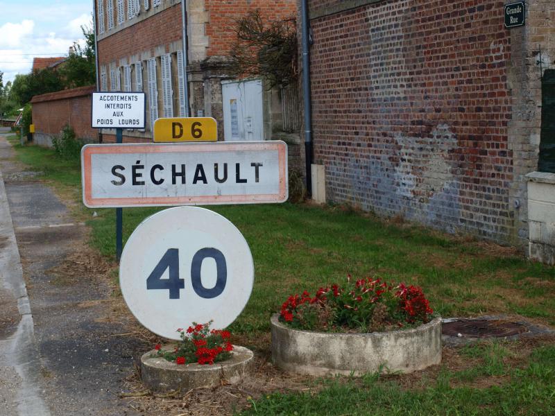 Le panneau d'entrée d’agglomération de Séchault, dans le département de l'Ardennes en région Grand-Est, France.