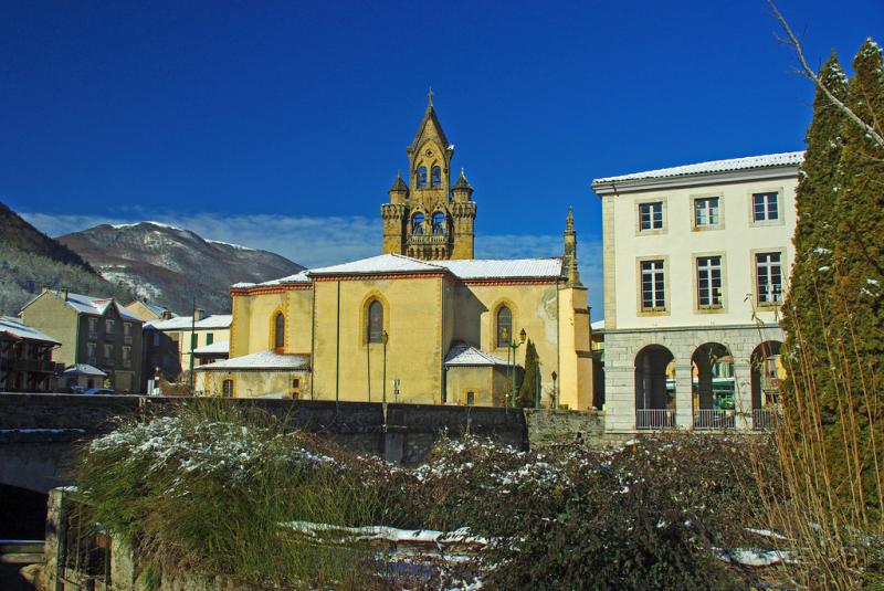 Église Saint-Étienne de Seix, côté est, dans le département de l'Ariège.