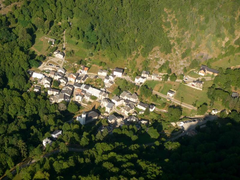 Vue aérienne de la commune de Sem, dans le département de l'Ariège, prise en parapente.