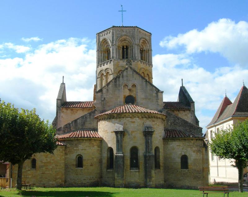  L' église Saint-Hilaire à Semur-en-Brionnais,  dans le département de Saône-et-Loire.