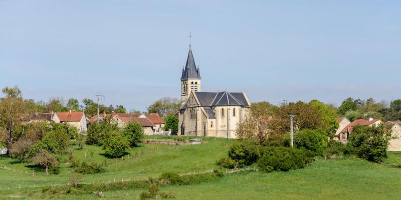 Sennevoy-le-Haut vu de la D 953, dans le département de l'Yonne.