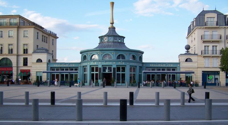 Serris : la place d'Ariane et l'Agape Café.