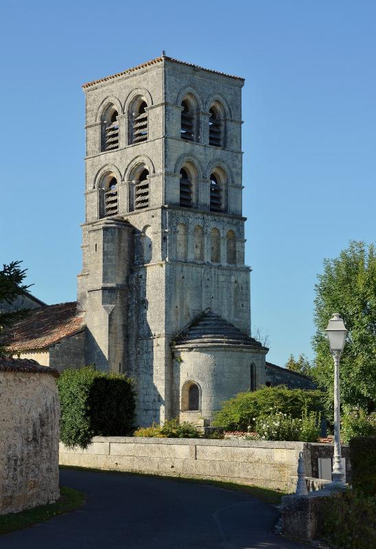 Tour d’horloge et abside de l'église.