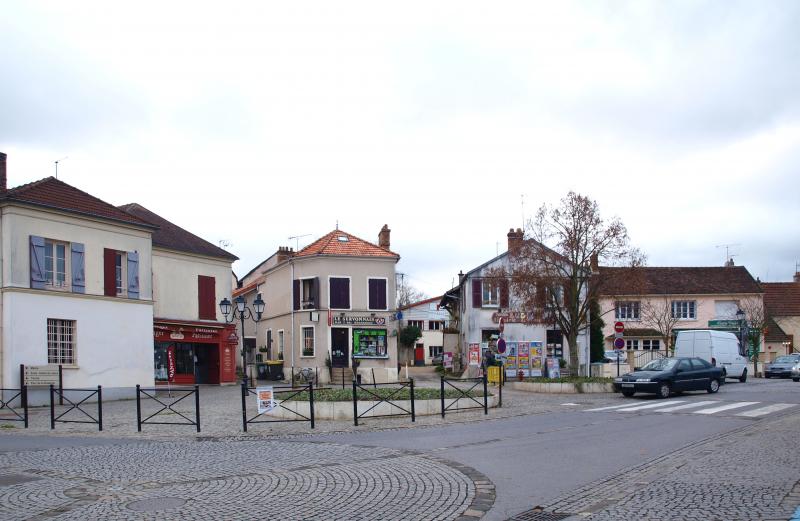 Photo de la place du centre historique du village, en région Île-de-France. 