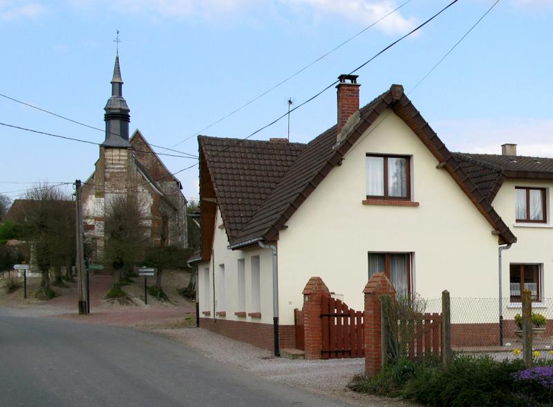 Vue en direction de l'église, édifiée sur une petite hauteur à Sibiville, dans le département du Pas-de-Calais.