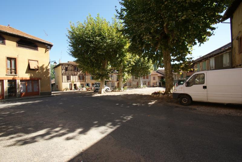 Centre ville de Simorre,  dans le département du Gers.
