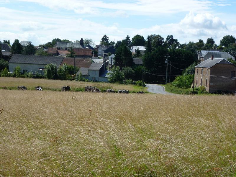 Vue générale du village de Son, dans le département des Ardennes.