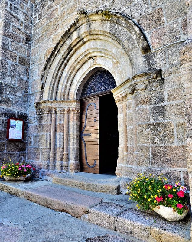 Portail occidental de l'église Saint-Martin. à Sornac,  dans le département de la Corrèze.