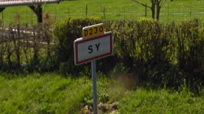 Le panneau d'entrée de la ville de Sy.