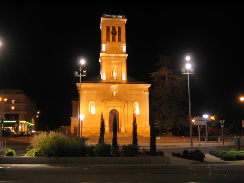 Photo de nuit de l'église Notre-Dame, en région Nouvelle-Aquitaine. 