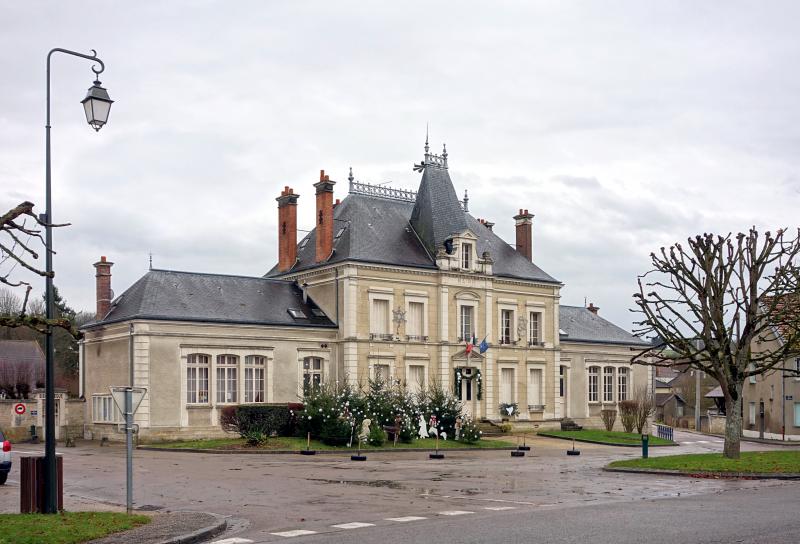  La mairie de  Tanlay ,dans le département de l'Yonne.