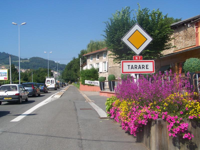 Panneau d'accueil de la commune de Tarare dans le Rhône au nord-ouest de Lyon.