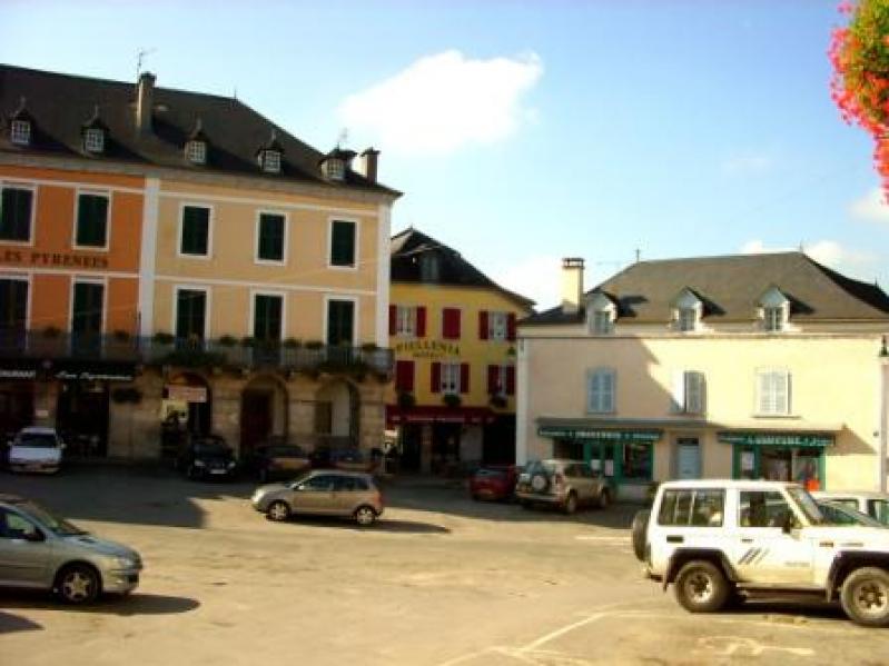 La place centrale du village de Tardets-Sorholus, dans le département des Pyrénées-Atlantiques.