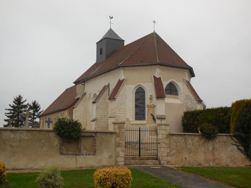  Église Saint-Médard de Thaas, dans le département de la Marne.