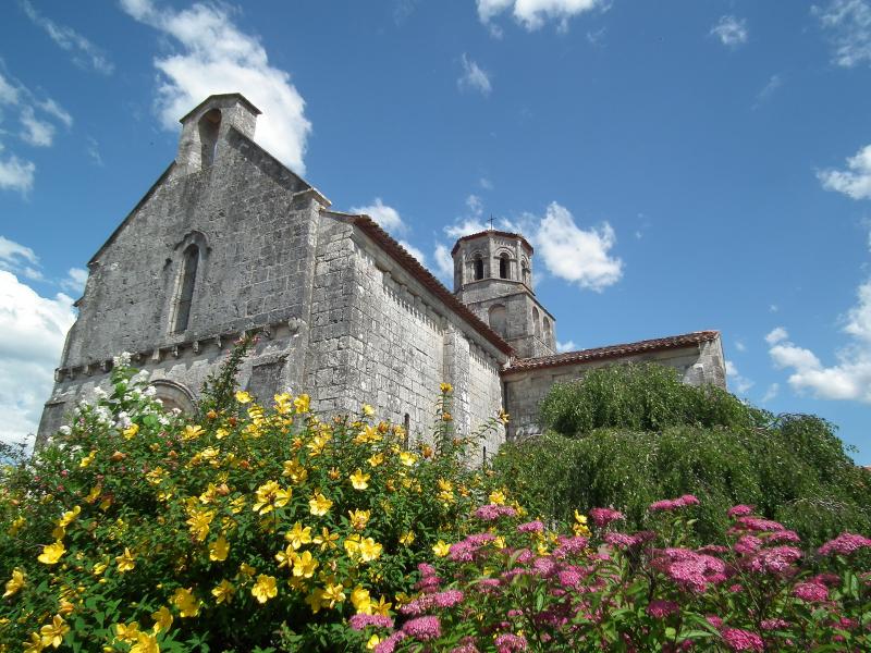 L'église romane de Thaims.