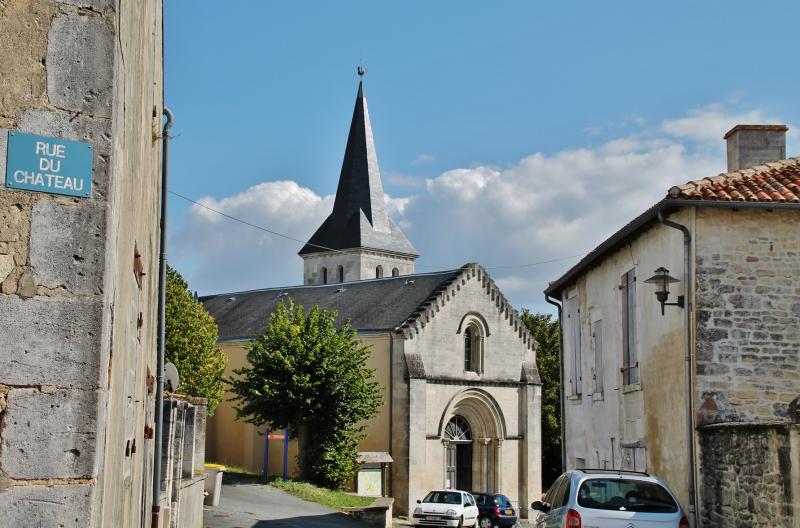 L'église Saint-Martin à Tonnay-Boutonne, dans le département de la Charente-Maritime.