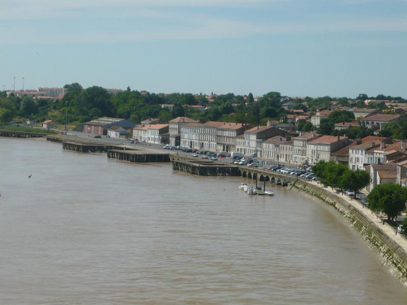 Vue générale sur le port et une partie de la ville depuis le pont suspendu sur la Charente..